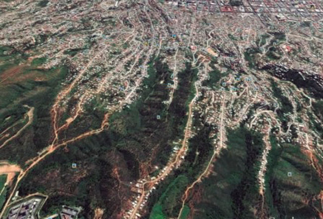 Fotos aéreas cerros de Valparaíso (Chile). El tejido vernacular en relación con la disposición volumétrica aparece como ámbito de exploración morfológica relevante para la arquitectura contemporánea latinoamericana