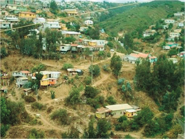 Fotos aéreas cerros de Valparaíso (Chile). El tejido vernacular en relación con la disposición volumétrica aparece como ámbito de exploración morfológica relevante para la arquitectura contemporánea latinoamericana