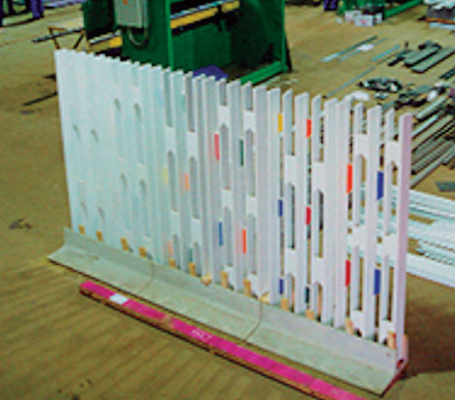 Foto do primeiro protótipo do elemento, muro vazado e base do muro que apoia o elemento vazado