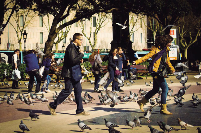 Representación de los actores principales de la ciudad. Ciudadano, medio ambiente, territorio. Espacio colectivo y participativo. Plaza Cataluña, Barcelona (España)