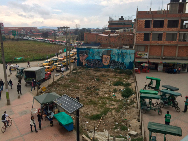  Estación con transporte informal: bicitaxi y taxi, que cumple la función de transporte colectivo y transporte formal: rutas de buses en Soacha